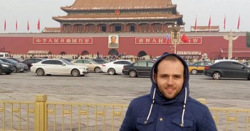 Gandía, en la plaza de Tiananmen / Twitter @AntonioGandia87