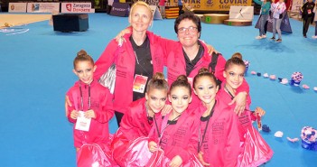 Las integrantes del conjunto benjamín, junto a las técnicos en Zaragoza