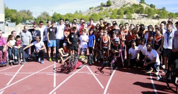 Foto de familia del Club Triatlón junto a Rafa Botello y Eva Moral / P. Aguilera