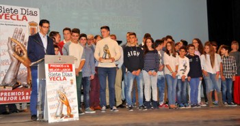 El Club Triatlón Arabí recibe el premio Siete Días Yecla a Labor Deportiva / Fotoestudio Muñoz