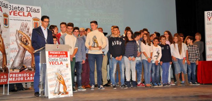 El Club Triatlón Arabí recibe el premio Siete Días Yecla a Labor Deportiva / Fotoestudio Muñoz