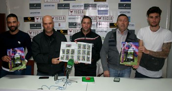 La directiva, técnicos y jugadores muestran el album ante los medios / Á. Ayala