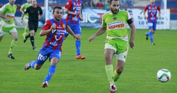 Tonete persigue a un zaguero almeriense / Á. Ayala