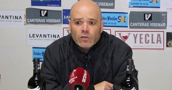El técnico azulgrana, ante los medios / Á. Ayala