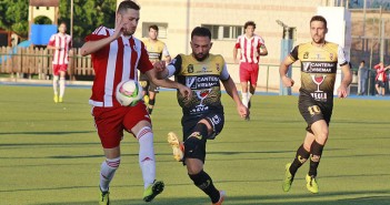 Chino, en el partido de la primera vuelta ante los de Alcantarilla / Archivo