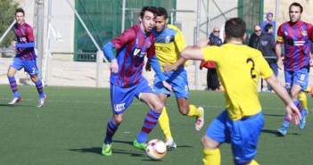 Kun controla ante un jugador del Beniel / P. Aguilera
