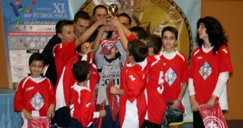 El equipo de las escuadras Atrio y Capitán Mora celebra el título / Á. Ayala