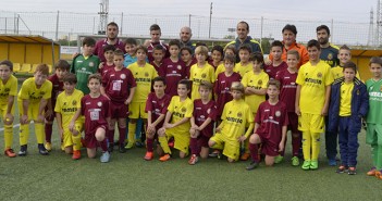 Algunos de los desplazados hasta Villarreal junto a los jugadores locales / I. Azorín
