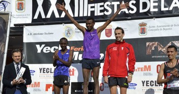 Ayalew Aweke, en los más alto del podio junto a Kibet y España / I. Azorín