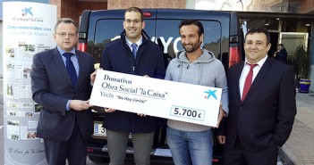 Rafael Ortín y Javi Martínez aguantan el cheque para la adquisición del vehículo / J. Ramón Martínez