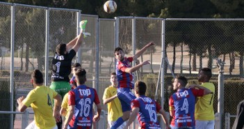 Instante del partido entre el Yeclano B y el Mar Menor B / P. Aguilera