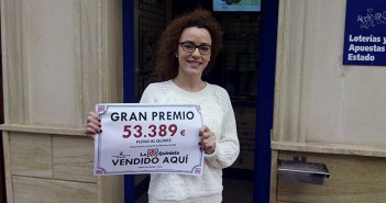Alejandra Villaescusa, en la puerta de la Admin. de lotería con la cuantía / J. Ramón Martínez