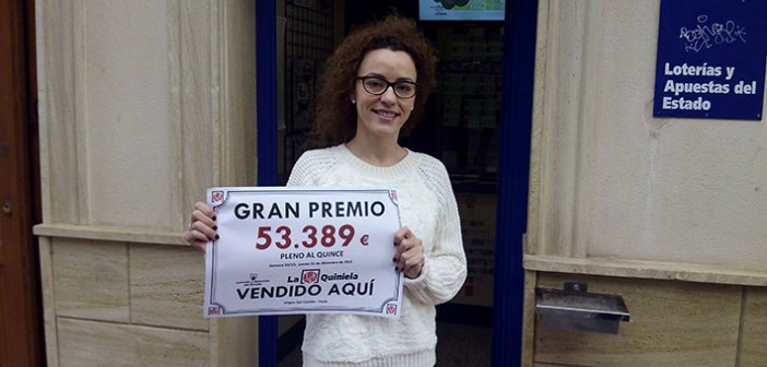 Alejandra Villaescusa, en la puerta de la Admin. de lotería con la cuantía / J. Ramón Martínez