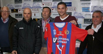 El nuevo jugador azulgrana posa con su nueva camiseta / Á. Ayala