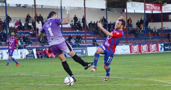 Tonete gana la acción a Juanfran para anotar su primer tanto / I. Azorín