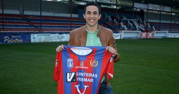 El nuevo fichaje azulgrana, con su nueva camiseta / Á. Ayala