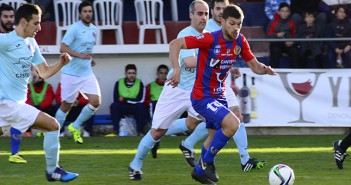 Dani Gómez escapa de varios defensores del Muleño / I. Azorín