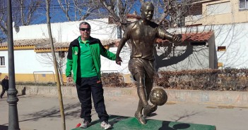 Fondistas en Fuentealbilla, junto a la estatua de Iniesta