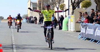 Manuel Sánchez cruza en solitario la línea de meta / I. Azorín