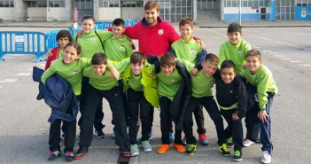 Navarro (tercero por la izquierda de la fila de abajo), junto a su equipo a las puertas del Carlos Tartiere