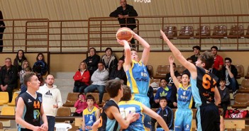 Un jugador del Cadete lanza sobre el aro del Marme