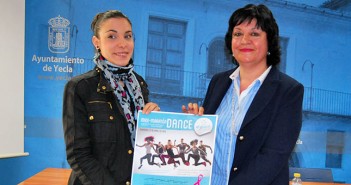 La secretaria de AYAC y la edil de Familia, durante la presentación