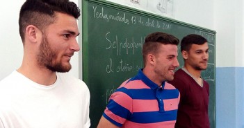 Mir, Joselu y Dani Gómez, durante el reparto de entradas en el colegio La paz / J. R. Martínez
