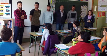 Jugadores y el presidente del Yeclano, junto a los alumnos del colegio La Pedrera / J. Ramón Martínez