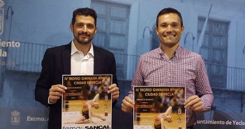 El presidente del club, Salvador Marín, junto al concejal Pedro Romero