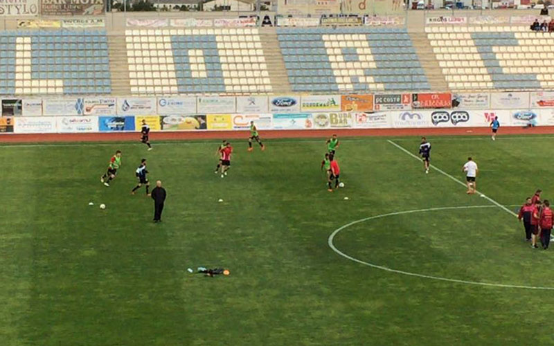 Ambos equipos haciendo ejercicios de calentamiento / D. Castillo