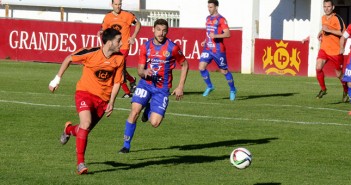 Dani Gómez pugna un balón con un rival / Inma Azorín