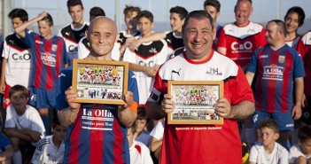 Los hom,enajeados recibieron su placa tras el partido / Juanjo Muñoz