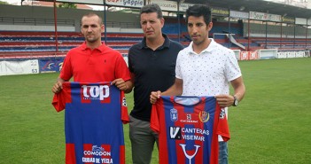 Juando, Sandroni y Pablo, con la elástica del Yeclano Deportivo / Á. Ayala