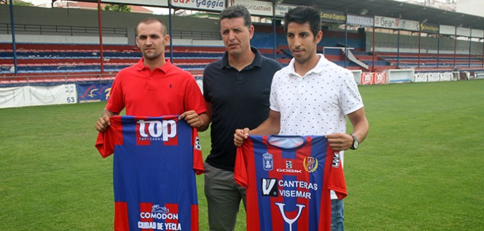 Juando, Sandroni y Pablo, con la elástica del Yeclano Deportivo / Á. Ayala