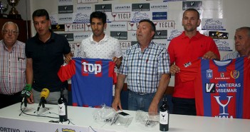 Dos de los nuevos fichajes, Vivanco y Juando, durante su presentación / Á. Ayala