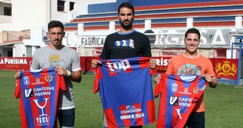 Cano, Torres y Catalán posan con su nueva camiseta / J. Ramón Martínez