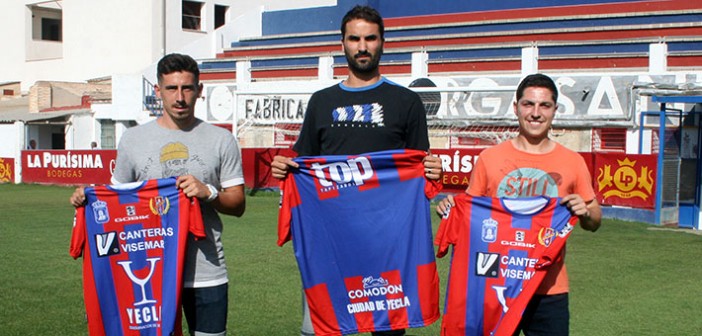 Cano, Torres y Catalán posan con su nueva camiseta / J. Ramón Martínez