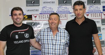 El presidente, flanqueado por los dos técnicos del club / S. Alonso