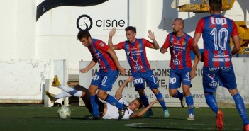 Instante del choqe entre Ontinyent y Yeclano / Ontinyent CF
