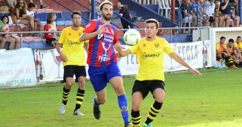Torres pugna por un balón en la primera mitad / I. Azorín