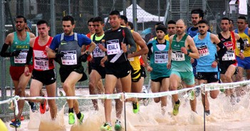 Un nutrido grupo de corredores de la absoluta luchan contra el barro / Pedro Carbonell