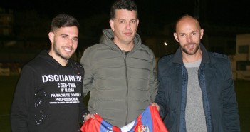 Diego, a la derecha, en su fallida presentación como fichaje azulgrana / Archivo