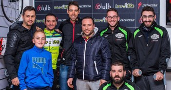 Valero, junto a miembros del equipo ciclista Israbikes / Facebook Israbikes