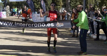 Iván López llega a la meta de la Tomillo Trail en primera posición / I. Azorín