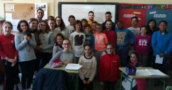 Chino y Borja Gil, junto a alumnos del Alfonso X / J. Ramón Martínez