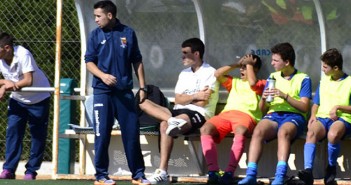 Lozano, a la izquierda, dirigiendo un partido esta temporada / I. Azorín