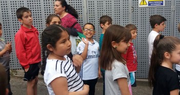Manuel, en el centro, saludando junto a compañeros