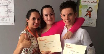 Jorge y Ángel, junto a su profesora Carmen María