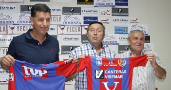 El entranador azulgrana posa junto al presidente Romero y al directivo Rafa López / J. Ramón Martínez