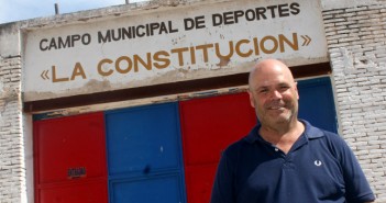 Sanjuán posa a las puertas de La Constitución / Á. Ayala